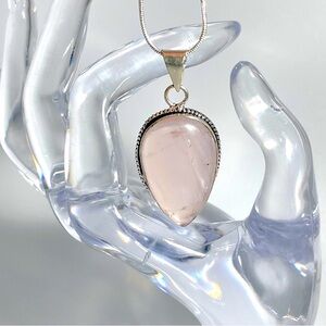 🌈 Lovely clear pink quartz necklace